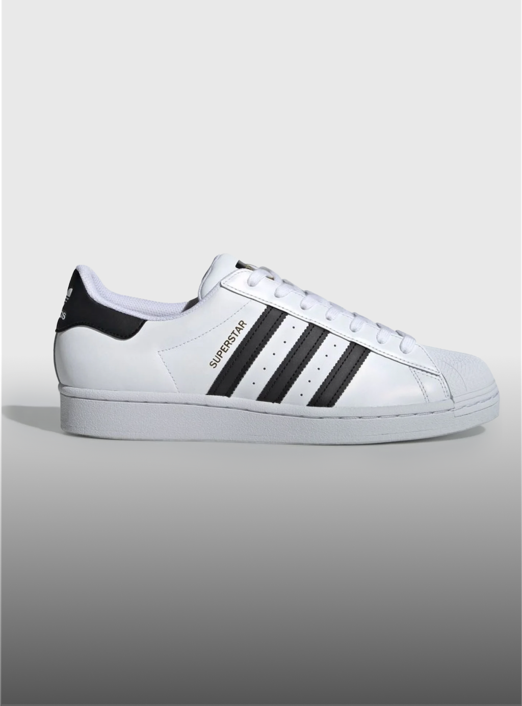 Tênis Adidas modelo Superstar em branco com listras pretas