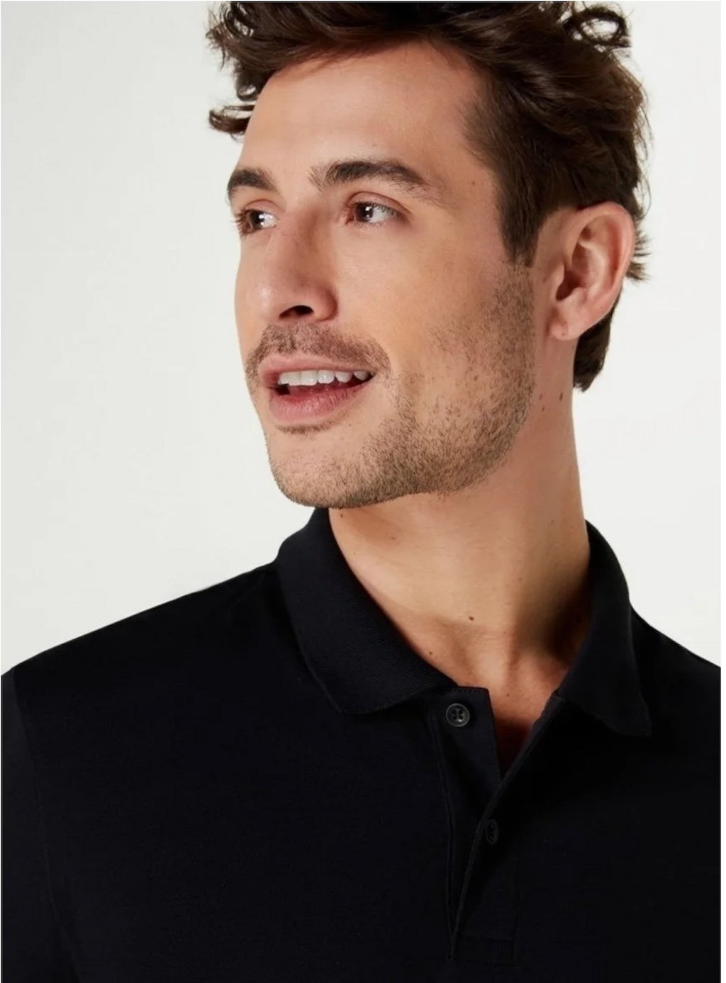 Modelo masculino vestindo camisa polo branca.