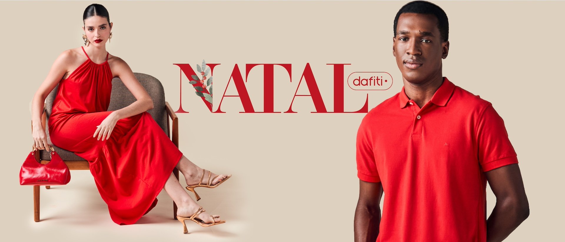 Banner de Natal da Dafiti com uma mulher sentada em uma cadeira usando um vestido longo vermelho e acessórios elegantes, ao lado de um homem de pé vestindo uma camisa polo vermelha. O design destaca a palavra 'Natal' em letras grandes com detalhes festivos, promovendo moda e estilo para as festas de fim de ano.