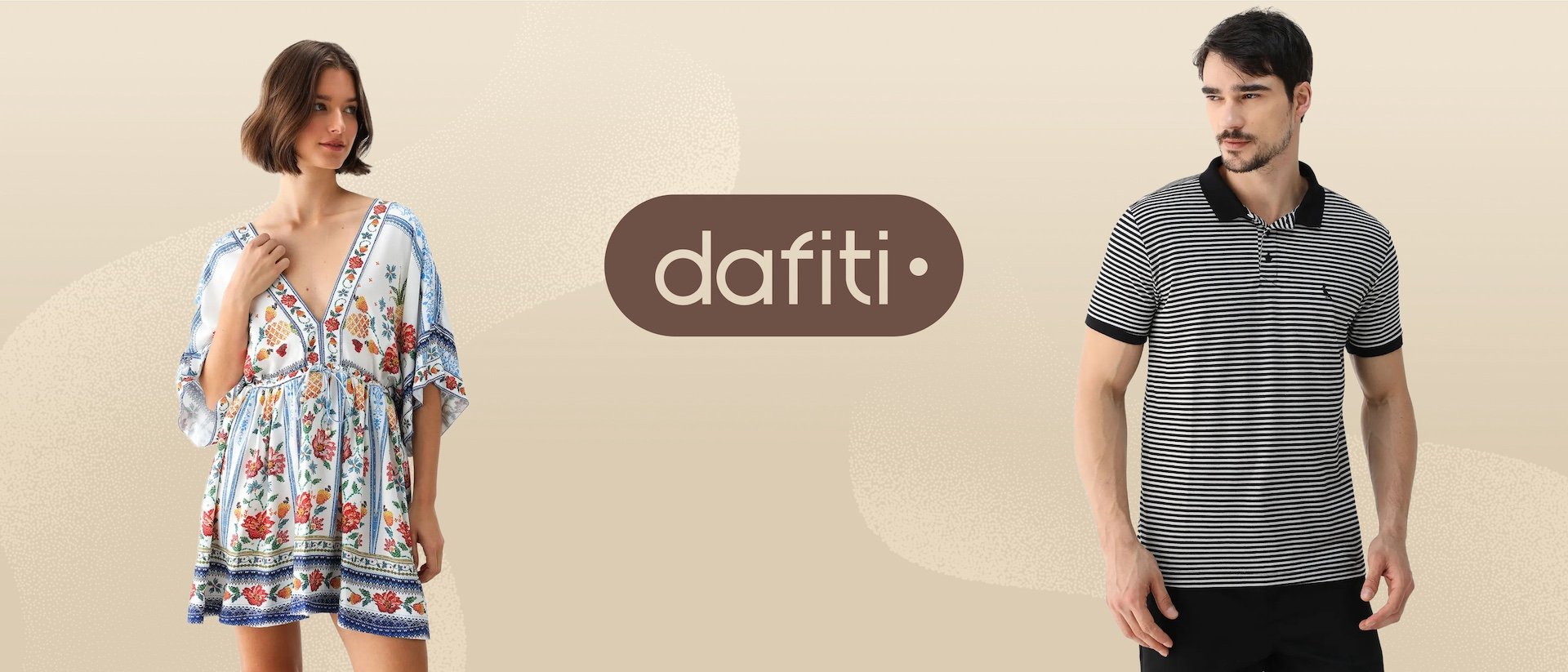 Banner promocional com fundo bege e textura sutil. No centro, um logotipo marrom da marca 'Dafiti'. À esquerda, uma mulher com cabelo curto veste um vestido branco estampado com flores e detalhes azuis. À direita, um homem de barba curta usa uma camisa polo listrada em preto e branco, com gola preta.